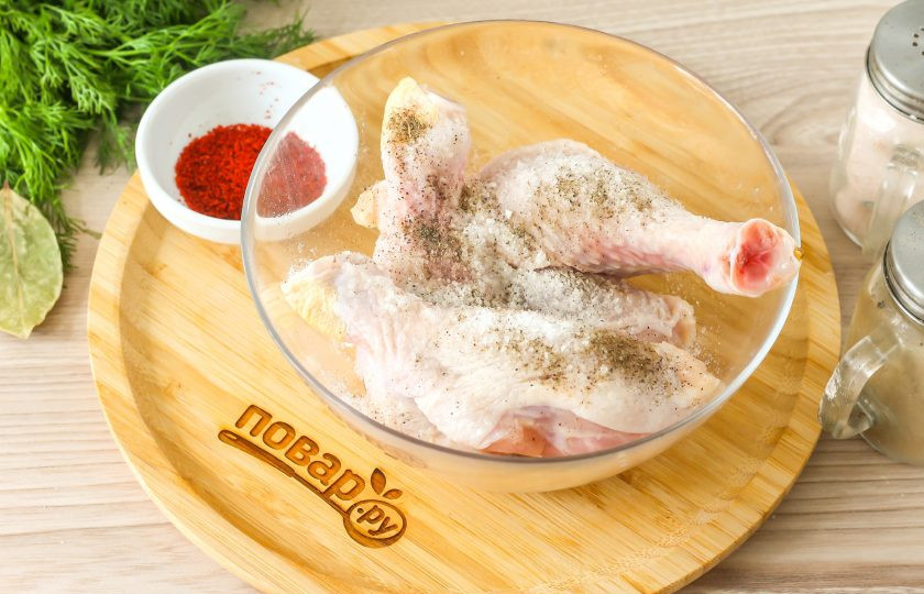 1. Этап. Куриные голени на пару: Обсушите голени бумажными полотенцами или салфетками, выложите в глубокую емкость и всыпьте туда же соль и перец.