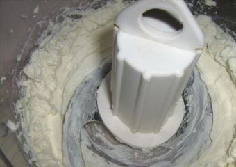 1. Этап. Осетинский пирог с картошкой: В блендере измельчите брынзу до состояния крема.