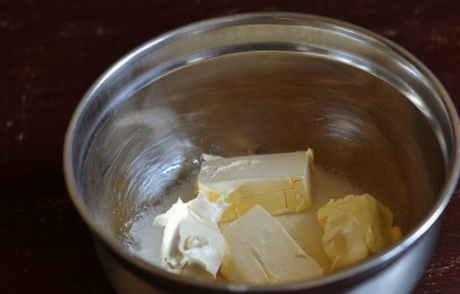 1. Этап. Перник беларуский с творогом: Насыпьте в миску сахарный песок. Достаньте из холодильника маргарин и дайте ему постоять при комнатной температуре. Когда он размягчится, добавьте его в миску с сахаром.