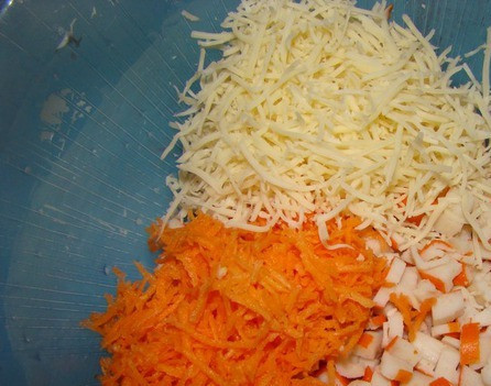 1. Этап. Котлеты из овощей: Морковь и сыр потрите, крабовые палочки мелко нарежьте.