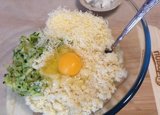 1. Этап. Аранчини из кускуса с цукини и моцареллой: 5. Смешаем остывший кускус и цукини, твердый сыр, натертый на мелкой терке, яйцо. Масса не должна получиться жидкой! Если у вас она слишком мягкая, можно добавить немножко муки.