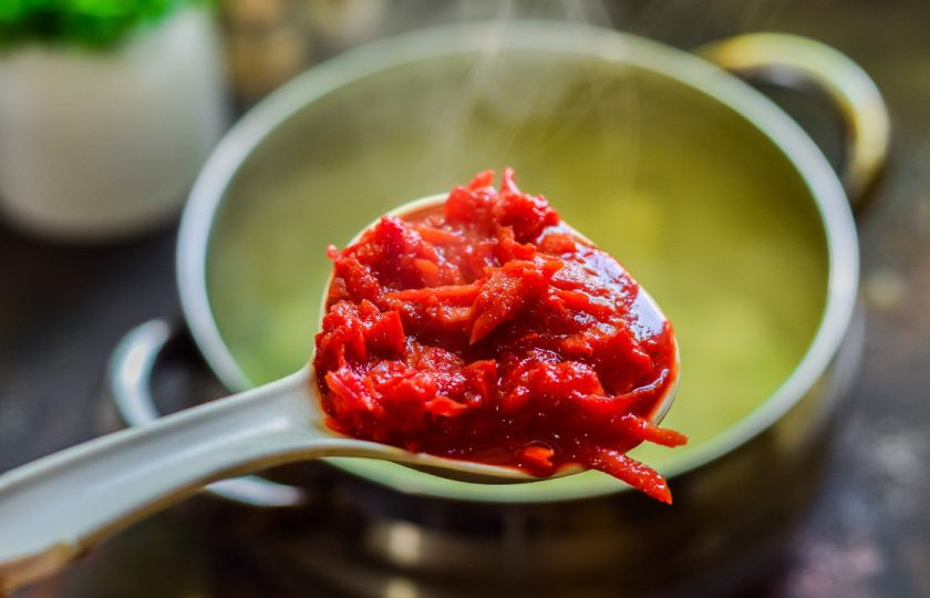 1. Этап. Борщ с лечо: К картофелю добавьте заправку, соль и перец. Варите борщ 10 минут.