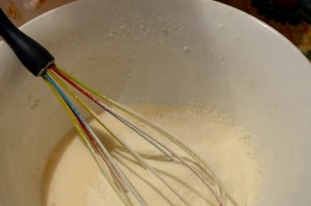 1. Этап. Жареные пирожки с капустой на кислом молоке: 2. Просейте в молоко немного муки, перемешайте венчиком, накройте и поставьте в теплое место минут на 10.