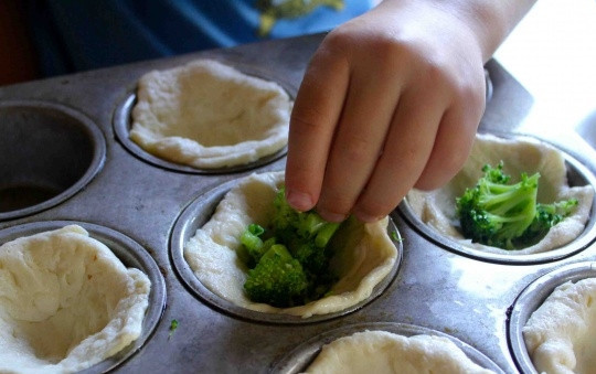 1. Этап. Кекс из брокколи: 2. Вымойте, обсушите и разделите на соцветия брокколи. Разложите брокколи по формам.