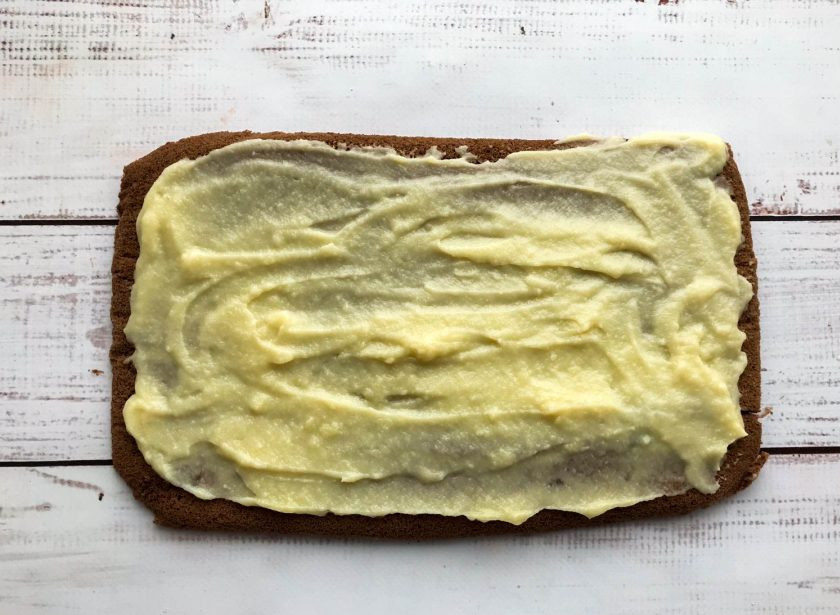 1. Этап. Шоколадный рулет с заварным кремом: Бисквит смажьте кремом и сверните в рулет.