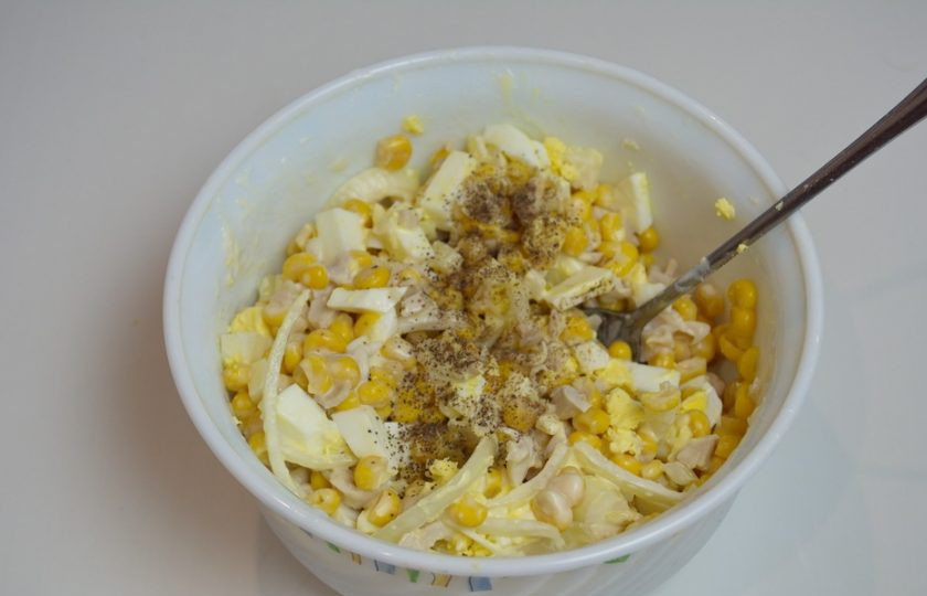 1. Этап. Салат 8 Марта с кальмарами: Салат заправьте майонезом, добавьте соль, черный молотый перец и перемешайте.