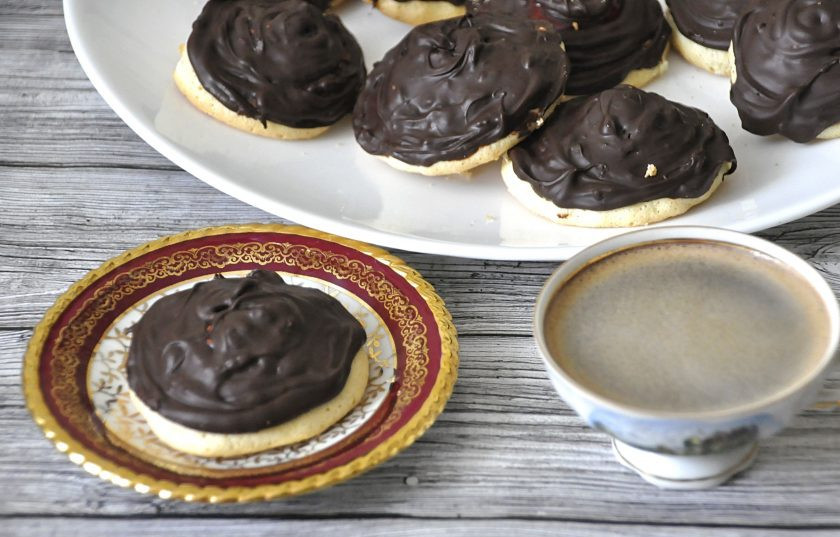 1. Этап. Печенье Причуда: Приготовьте кофе и наслаждайтесь вкусным печеньем 