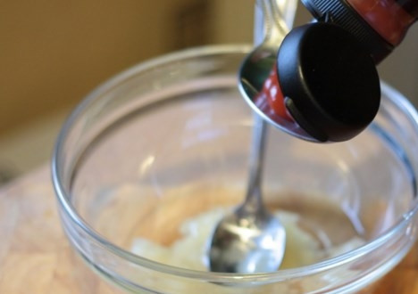 1. Этап. Курица в кисло-сладком соусе с рисом: Смешайте мед, уксус, соевый соус, кетчуп, соус чили, сок из-под ананасов, чеснок и имбирь.