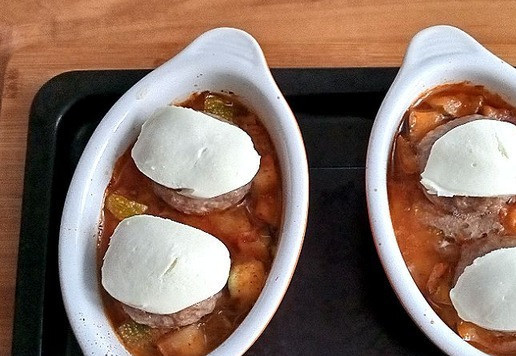 1. Этап. Тефтели с кабачком в томатном соусе: Через 20 минут запекания вынула формы из духовки. Тефтели сверху красиво запеклись. На тефтели сверху поместила кусочки моцареллы. Опять поставила в духовку.