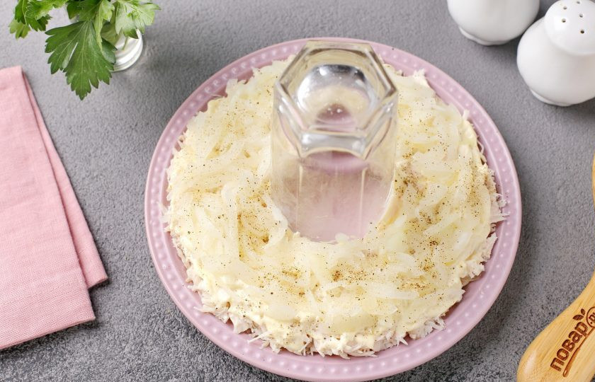 1. Этап. Салат с курицей и клюквой: Второй слой — нарезанный полукольцами или кубиками лук. Чтобы убрать горечь, предварительно можно ошпарить его кипятком.