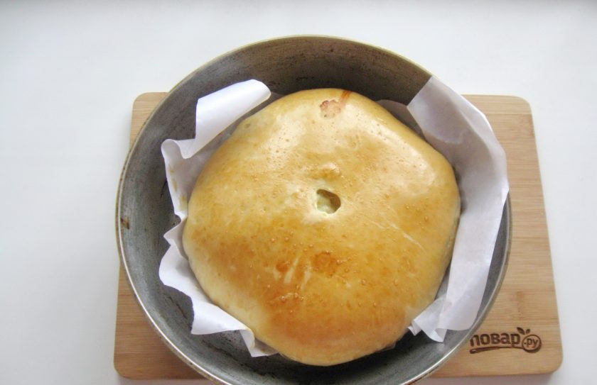 1. Этап. Пирог с белой рыбой: Пеките пирог в заранее разогретой до 175-180 градусов духовке 40-45 минут.