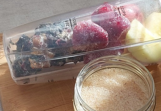 1. Этап. Амарантовый смузи из мангольда с клубникой: Сложить ингредиенты в блендер, яблоко предварительно вымыть и освободить от семенной коробочки. Измельчить и взбить.