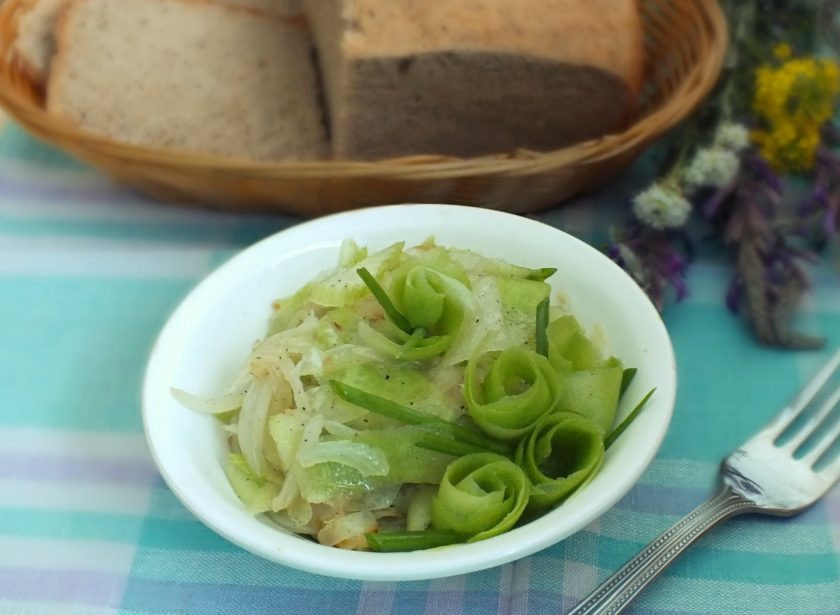 1. Этап. Салат с редькой и луком: Салат готов. Приятного аппетита!