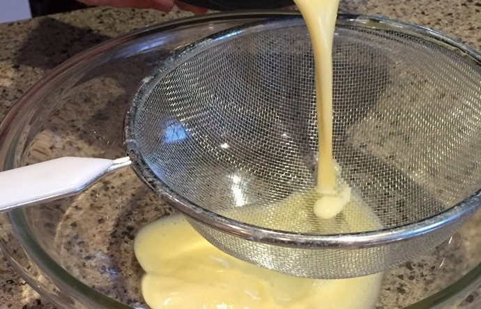 1. Этап. Классический крем-брюле: 3. Процедите смесь через сито во избежание комков.