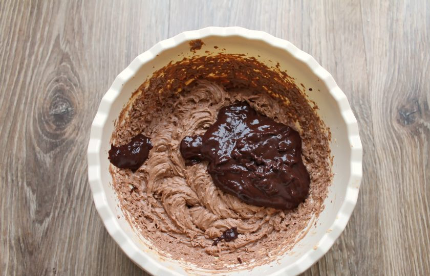 1. Этап. Крем Тоффи: Затем добавляйте по одной столовой ложке заварной крем, каждый раз хорошо взбивая.