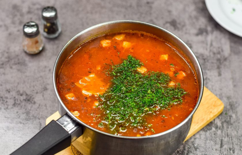 1. Этап. Суп Острый: Добавьте в суп чеснок и укроп. Снимите кастрюлю с огня, накройте крышкой и дайте настояться пять минут. Вот и все, суп подавайте к столу.