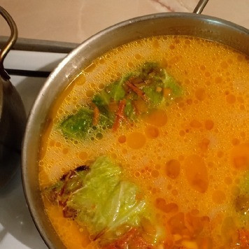 1. Этап. Нежные голубцы из савойской капусты: И залить водой так, чтобы она полностью покрывала содержимое. Вылить разведенную смесь из сметаны и соуса, осторожно перемешать, посолить и поперчить по вкусу, прикрыть крышкой и варить на медленном огне после закипания 30 - 40мин, за 5мин до готовности положить в кастрюлю лавровый лист.