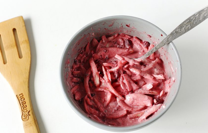 1. Этап. Куриная грудка в брусничном соусе: Добавьте горчицу, сметану, соевый соус, соль и перец по вкусу.