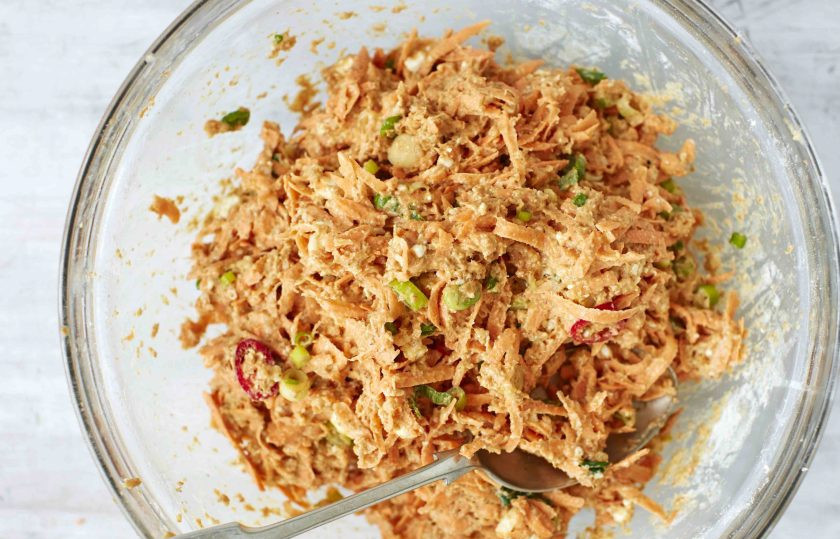 1. Этап. Кексы из батата: 4. Введите муку.