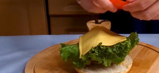 1. Этап. Крабсбургер из Губки Боба: Сборка бургера: Разрезать булочку пополам. Положить на нижнюю часть котлету, затем кетчуп, горчицу, огурцы, лук, салат, сыр, ломтик помидора. Накрыть верхней частью булочки. Секретный Крабсбургер: Для варианта с 