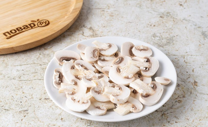 1. Этап. Карпаччо из шампиньонов с песто: Шампиньоны помойте, обсушите и нарежьте тонкими ломтиками.