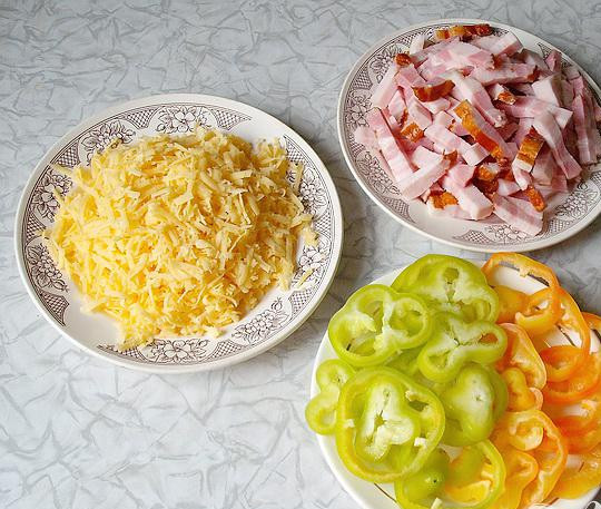 1. Этап. Пицца с колбасой: 3. Займемся мясными продуктами. Соломкой нарезаем грудинку. Теперь овощи: полукольцами или целыми кольцами нарезаем перец. На крупную терку натираем сыр.