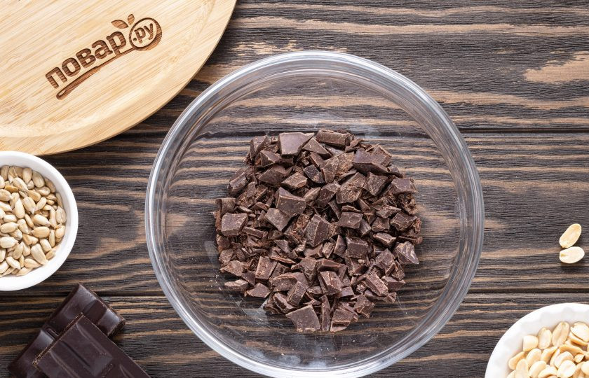 1. Этап. Шоколадная халва: Шоколад крупно порубите, переложите в глубокую миску и растопите на водяной бане до жидкого состояния.