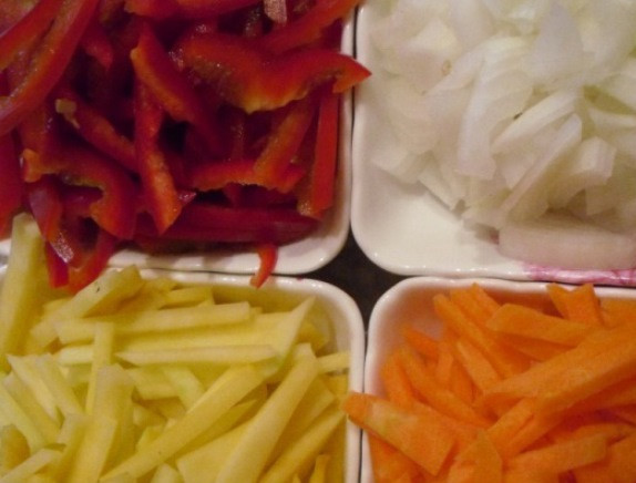 1. Этап. Вкусный суп из баранины: Нарежьте все овощи – тыкву, морковь, лук и перец.