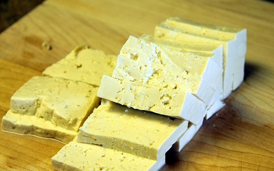 1. Этап. Курица с тофу и овощами: 3. Кубиками нарежьте тофу.