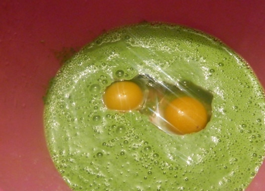 1. Этап. Диетические зеленые вафли с мороженым: Затем добавляем в зеленую массу яйца и взбиваем до однородности.