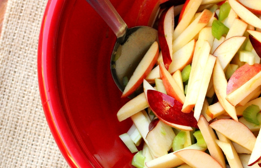 1. Этап. Салат из свежих яблок: Добавляем его в салатницу к яблокам и перемешиваем.