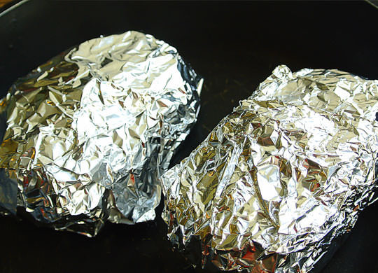 1. Этап. Стейк из семги в фольге: 4. Заворачиваем в фольгу и отправляем в разогретую духовку. Запекается рыба не более двадцати минут при температуре 180 градусов.