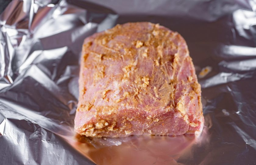 1. Этап. Свинина в аэрогриле: Затем замаринованное мясо переложите на лист пищевой фольги, оберните и надежно закрепите края фольги руками.