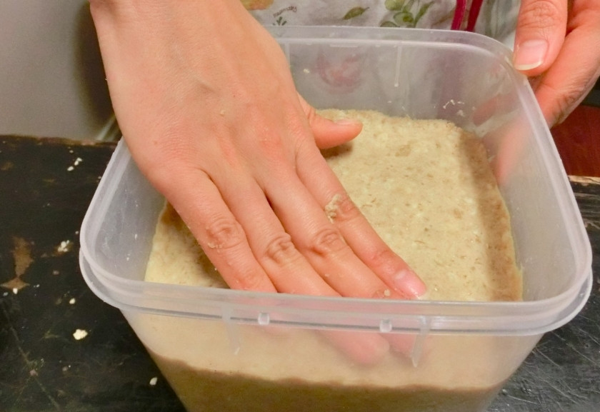 1. Этап. Мисо паста: Скатайте из пасты шарики. Затем переложите их в контейнер, в котором будете хранить пасту. Утрамбуйте хорошенько.