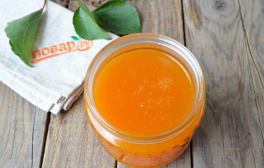 1. Этап. Абрикосовый джем на зиму: Готовый джем разлейте по стерильным баночкам и закатайте стерильными крышками. Дайте ему остыть и уберите в прохладное место для хранения.
