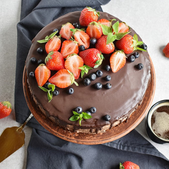 Клубничный торт с шоколадным кремом и глазурью