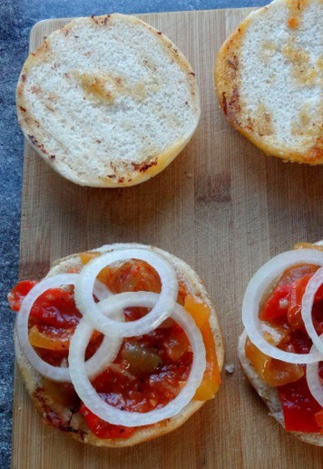 1. Этап. Чизбургер с лечо: Сверху тонкие кольца лука.