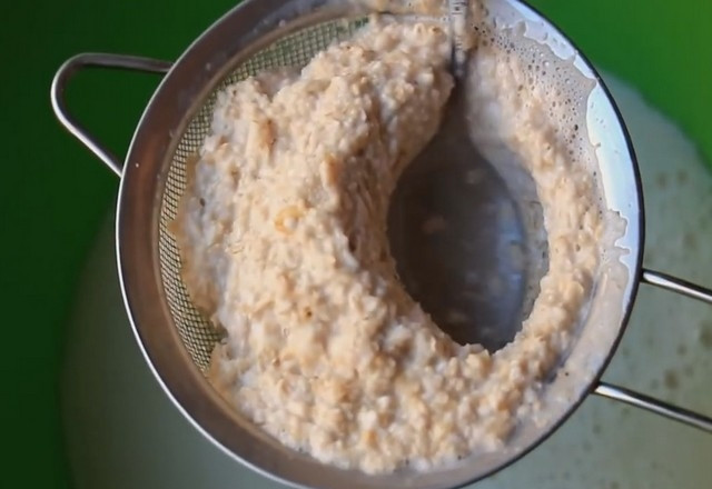 1. Этап. Кисель из овсянки: Процедите полученную смесь через ситечко.