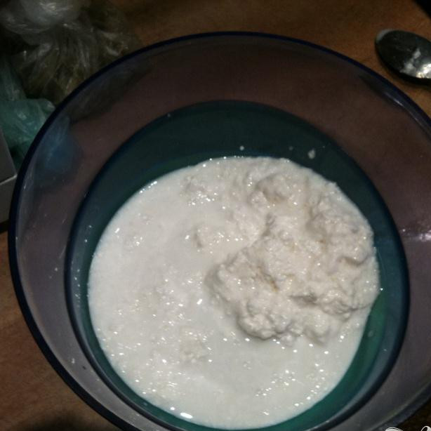 1. Этап. Оладушки на кислом молоке: Снимаем молочную массу в верхней части банки.