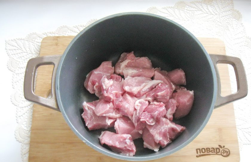 1. Этап. Свинина с фасолью в томатном соусе: Мякоть свинины помойте и нарежьте кусочками размером приблизительно 4х4 см. Выложите в кастрюлю с толстым дном или казан.