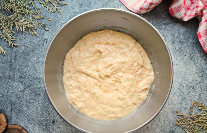 1. Этап. Морковный торт с карамелью: Добавьте в тесто тертую морковь и перемешайте. Масса должна остаться воздушной.