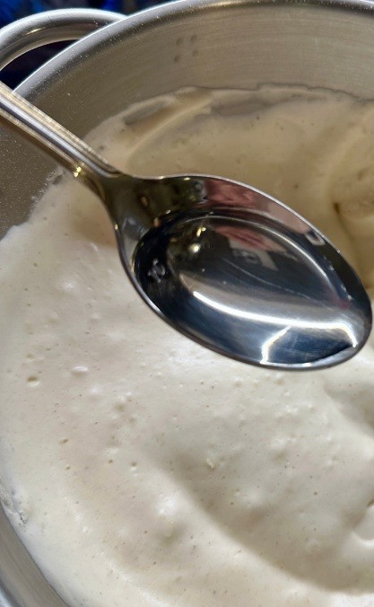 1. Этап. Яблочный рулет: Дальше все делал «по рецепту», ощущая себя шаманом, честное слово. Влил первую столовую ложку тёплой воды и перемешал.