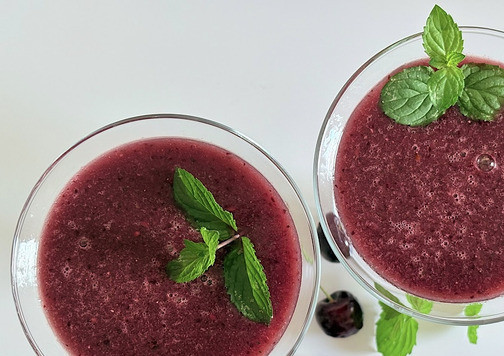 1. Этап. Смузи из арбуза и вишни: Разлить по бокалам и подавать холодным.