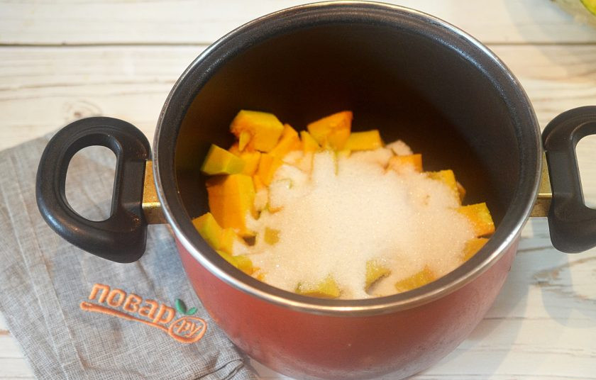 1. Этап. Варенье из тыквы: 3. Тыкву положите в кастрюлю и засыпьте сахаром. Оставьте на несколько часов, чтобы тыква дала сок.