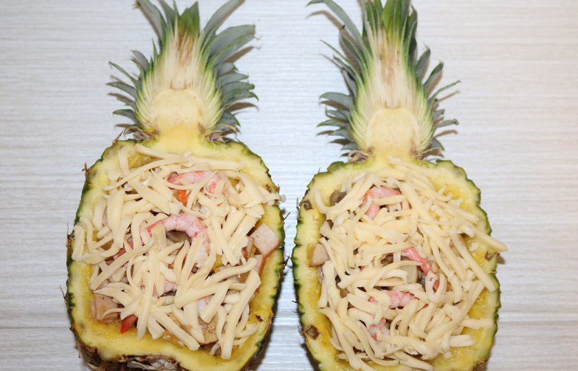 1. Этап. Фаршированные ананасы: Сыр натрите на крупной тёрке и выложите на ананас.