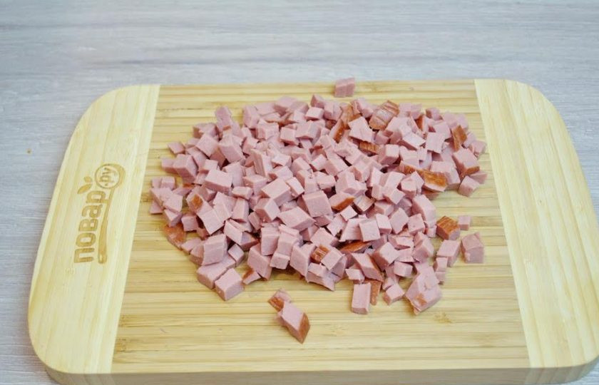 1. Этап. Солянка сборная мясная: 3. Вареную колбасы ( по типу докторской) нарежьте такими же кубиками.