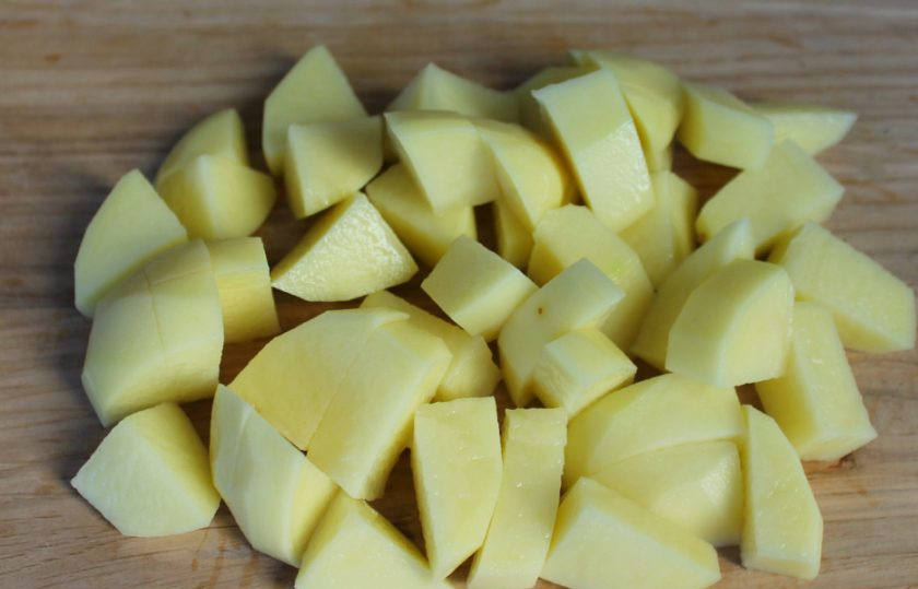 1. Этап. Сырный суп с индейкой: Добавляем картофель. Готовим минут 25-30.