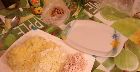 1. Этап. Праздничный салат: Яйца, картофель и курицу отварите до готовности. Яйца натрите на тёрке, картофель и курицу мелко нарежьте.