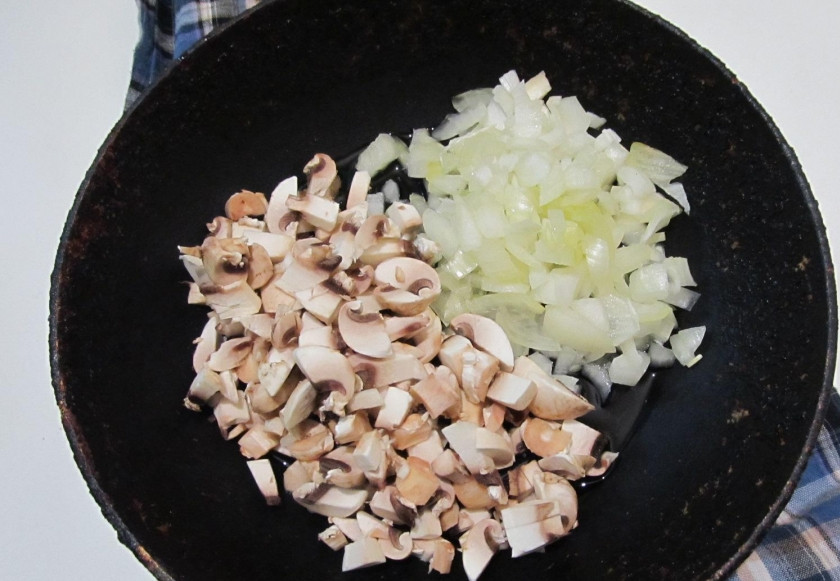 1. Этап. Картофельное пюре с шампиньонами: 2. Пока готовится картошка, лук и грибы измельчим и обжарим на сковороде на среднем огне на растительном масле в течение 12-15 минут. Периодически помешивайте.