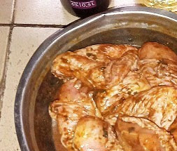 1. Этап. Курица в пикантном маринаде: Куры у меня были крупные. Куриную грудку я уже запекала по рецепту автора (смотрите ниже), поэтому взяла все остальные части курицы: крылышки, бедра и голени, которые вместе дали около 1 кг, сбрызнуть лимонным соком, натереть солью и смесью перцев. Добавить маринад к курице, тщательно перемешать, оставить мариноваться хотя бы на час.